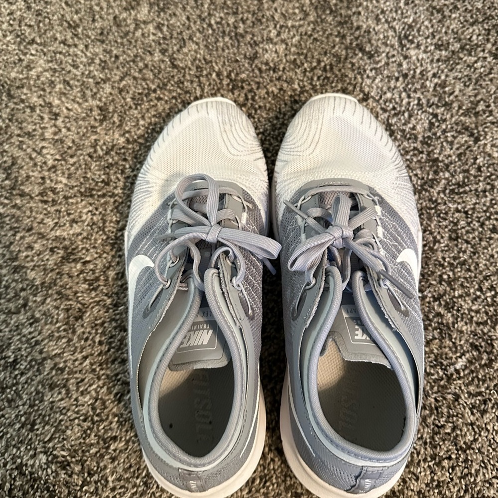 Womans Nike Shoes - Picture 3 of 5